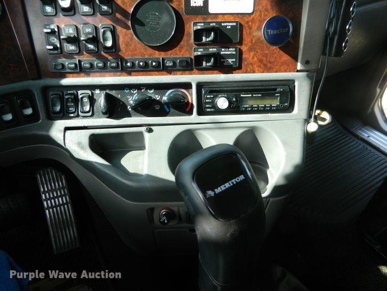 image for item DE4351 2003 Freightliner Century Class CST120 semi truck