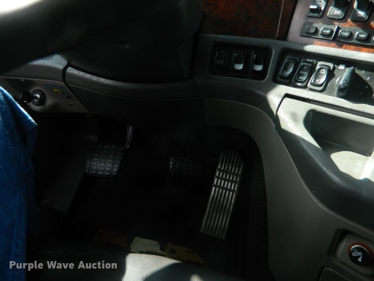 image for item DE4351 2003 Freightliner Century Class CST120 semi truck