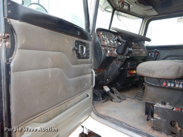 image for item DG0221 2006 Peterbilt 379 semi truck