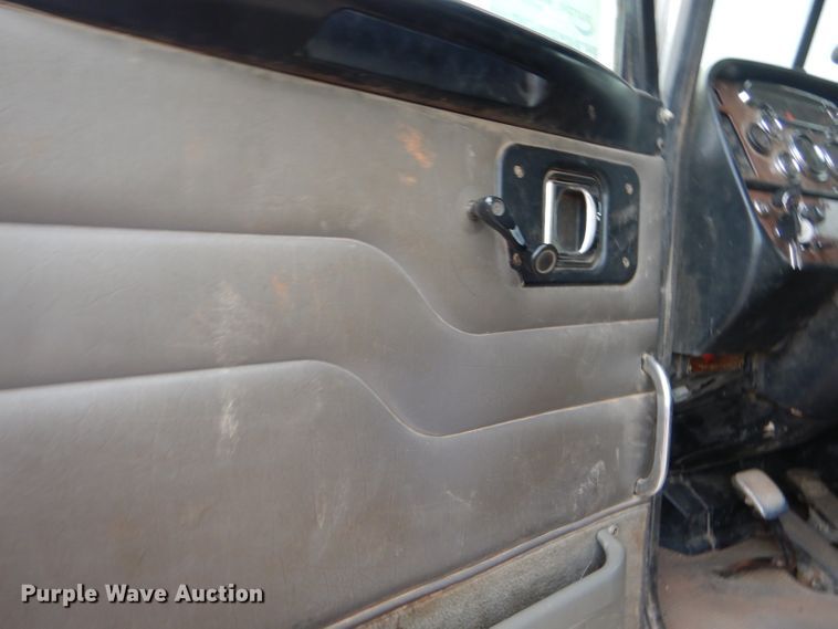 image for item DG0221 2006 Peterbilt 379 semi truck