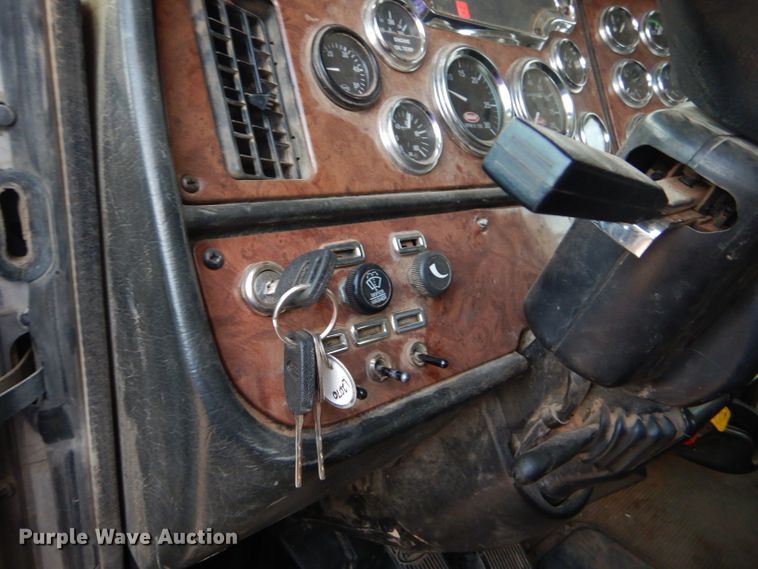 image for item DG0221 2006 Peterbilt 379 semi truck