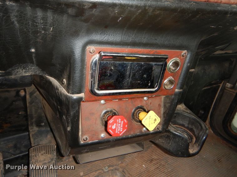 image for item DG0221 2006 Peterbilt 379 semi truck