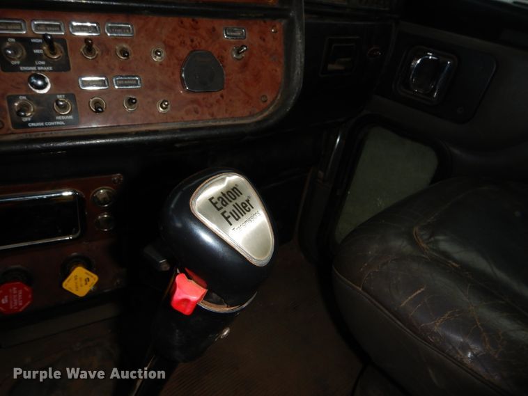 image for item DG0221 2006 Peterbilt 379 semi truck