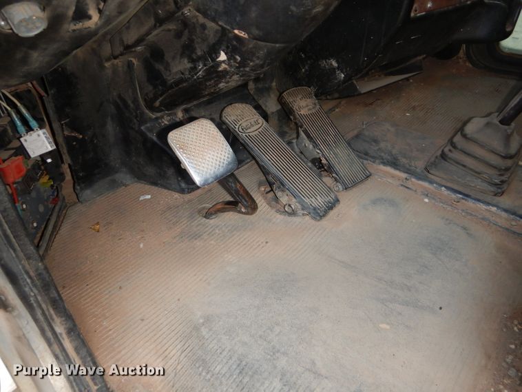 image for item DG0221 2006 Peterbilt 379 semi truck