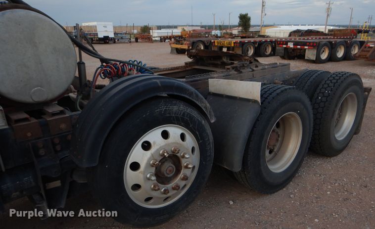 image for item DG0221 2006 Peterbilt 379 semi truck