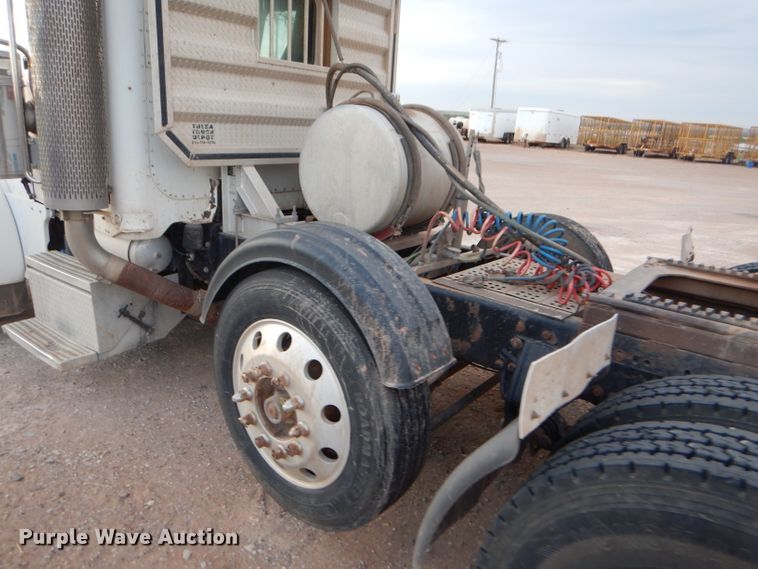 image for item DG0221 2006 Peterbilt 379 semi truck