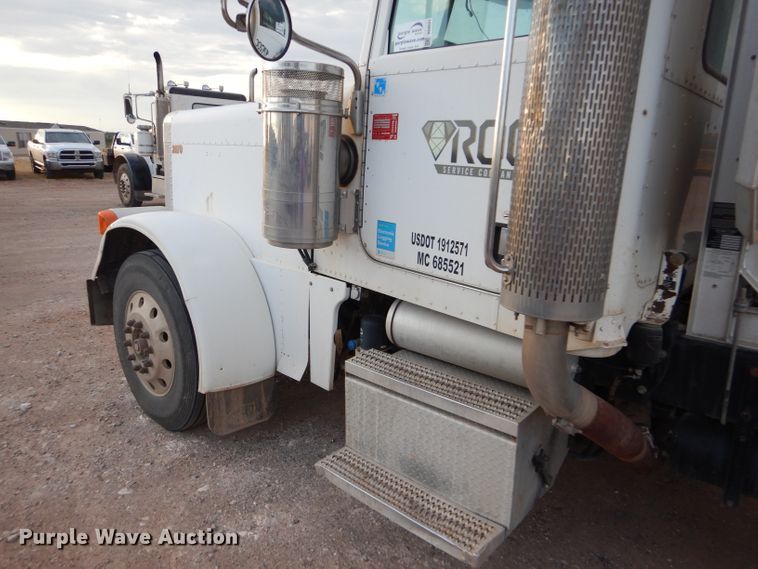 image for item DG0221 2006 Peterbilt 379 semi truck