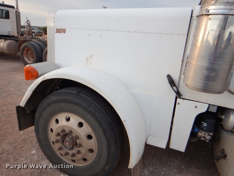 image for item DG0221 2006 Peterbilt 379 semi truck