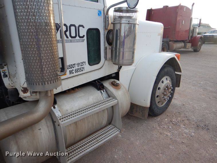 image for item DG0221 2006 Peterbilt 379 semi truck