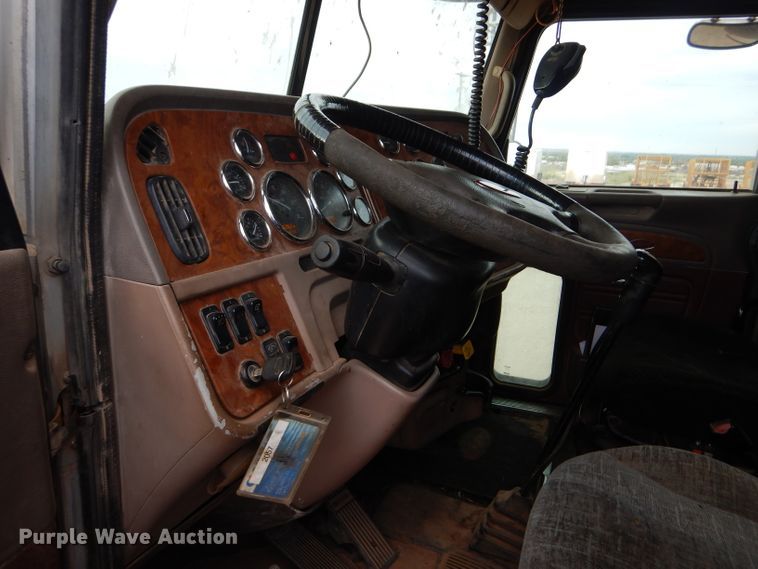 image for item DG0222 2006 Peterbilt 379 semi truck