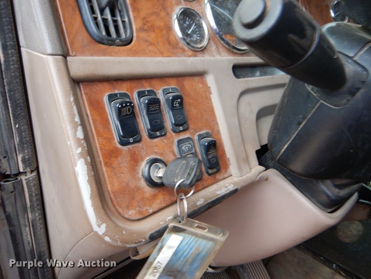 image for item DG0222 2006 Peterbilt 379 semi truck