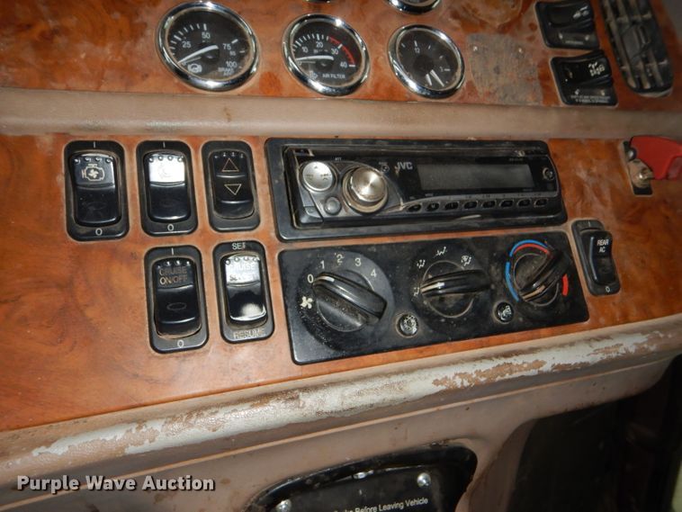 image for item DG0222 2006 Peterbilt 379 semi truck