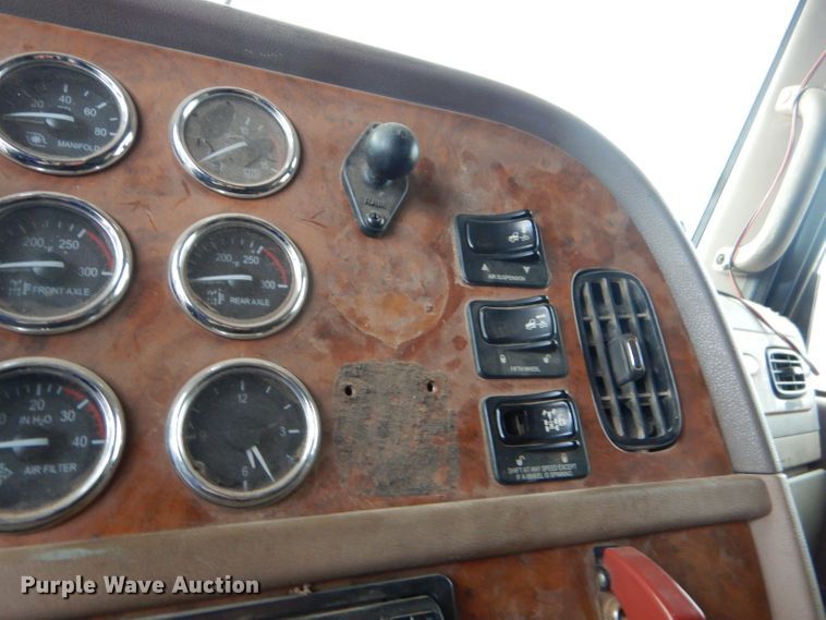 image for item DG0222 2006 Peterbilt 379 semi truck