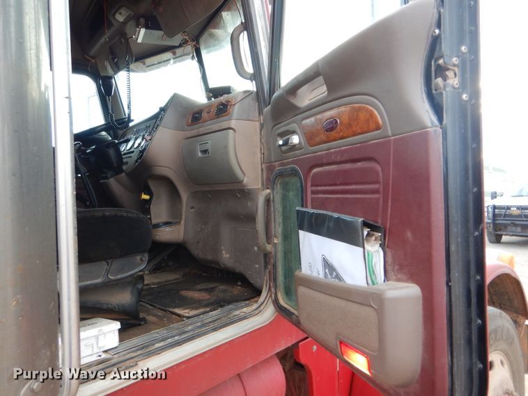 image for item DG0222 2006 Peterbilt 379 semi truck