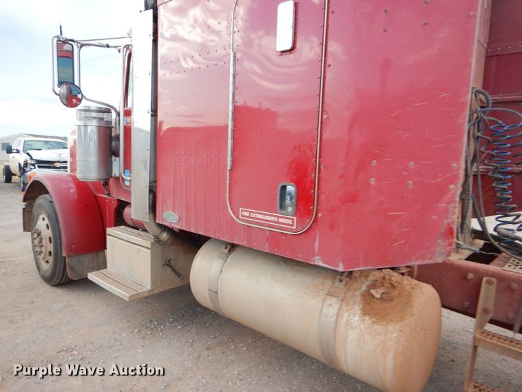 image for item DG0222 2006 Peterbilt 379 semi truck