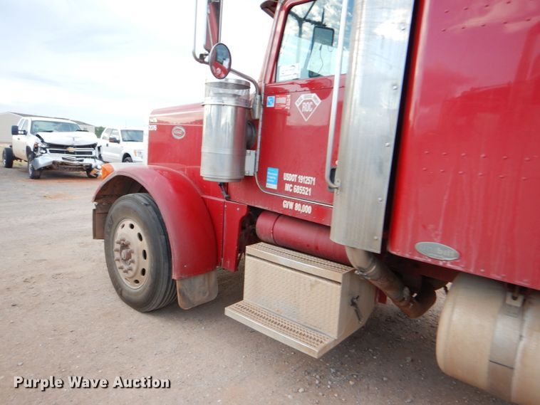 image for item DG0222 2006 Peterbilt 379 semi truck