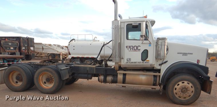 image for item DG0223 2010 Western Star 4900FA semi truck