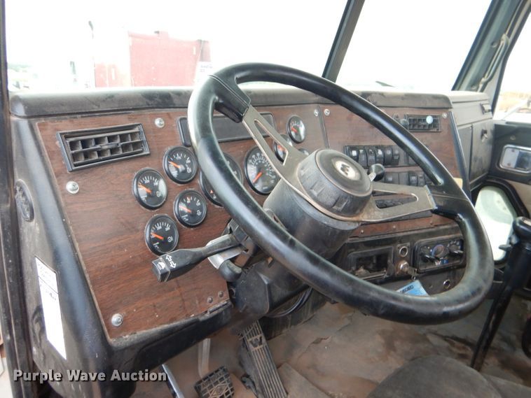 image for item DG0223 2010 Western Star 4900FA semi truck