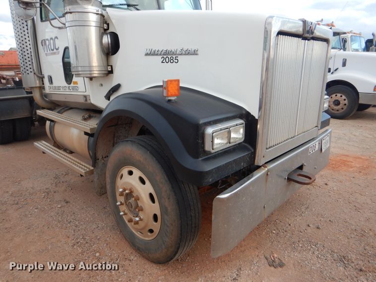 image for item DG0223 2010 Western Star 4900FA semi truck