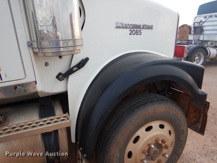 image for item DG0223 2010 Western Star 4900FA semi truck
