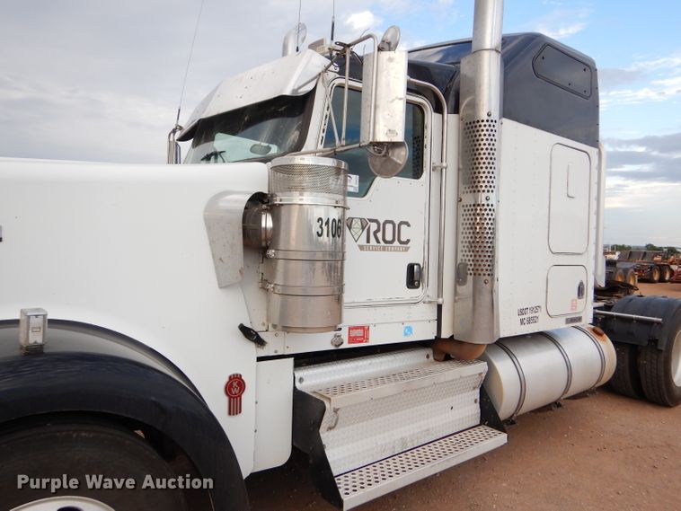 image for item DG0224 2008 Kenworth W900 semi truck