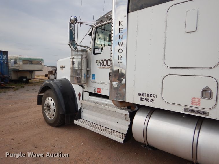 image for item DG0224 2008 Kenworth W900 semi truck
