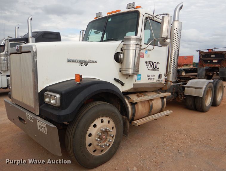 image for item DG0226 2010 Western Star 4900FA semi truck