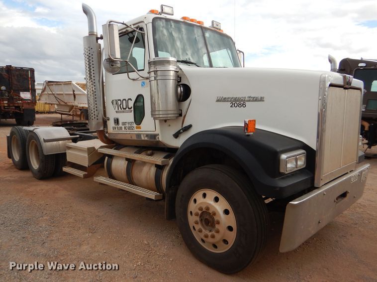 image for item DG0226 2010 Western Star 4900FA semi truck