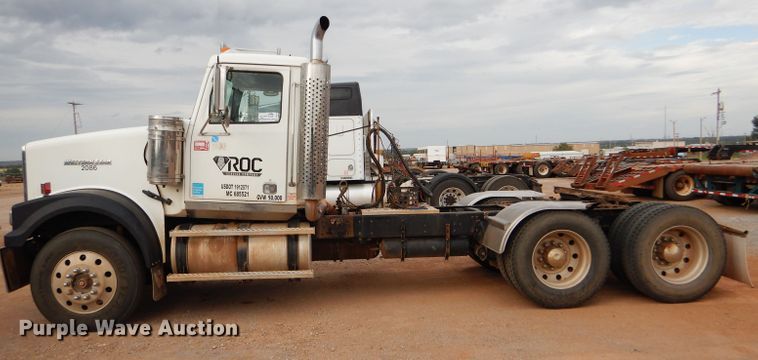 image for item DG0226 2010 Western Star 4900FA semi truck