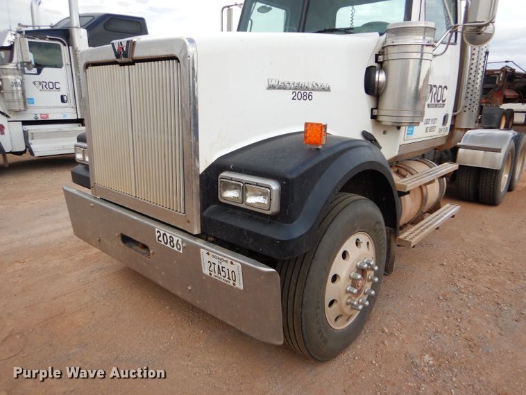 image for item DG0226 2010 Western Star 4900FA semi truck