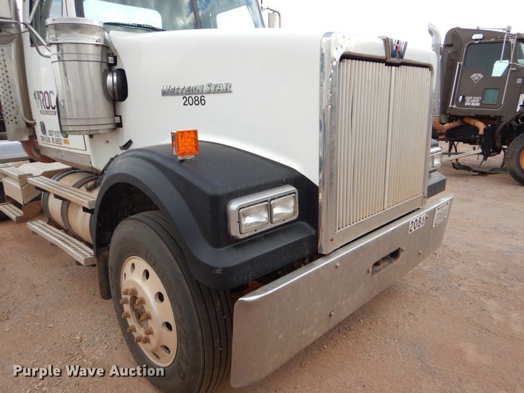image for item DG0226 2010 Western Star 4900FA semi truck