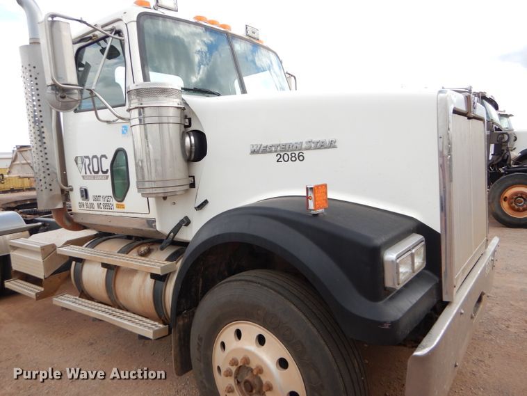 image for item DG0226 2010 Western Star 4900FA semi truck