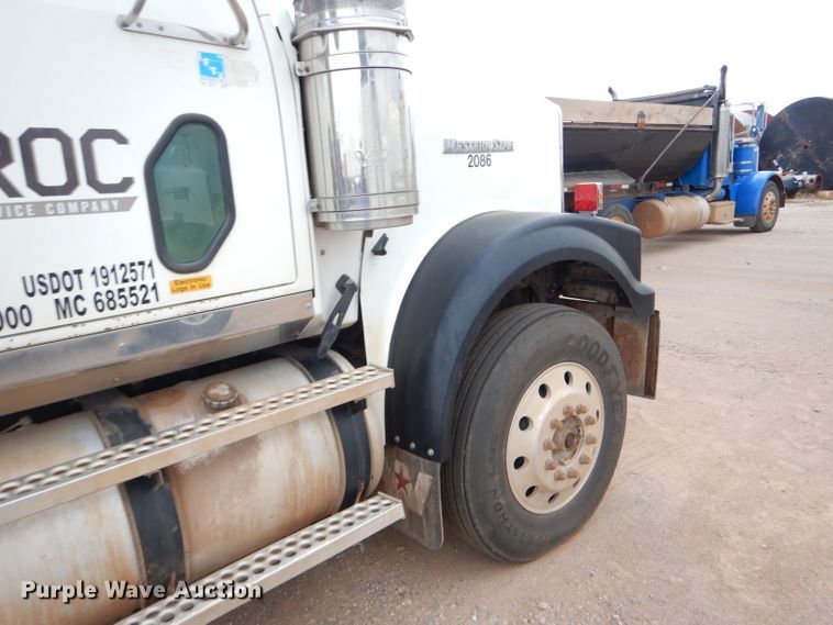 image for item DG0226 2010 Western Star 4900FA semi truck