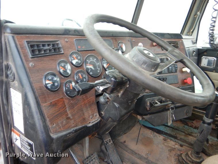 image for item DG0226 2010 Western Star 4900FA semi truck