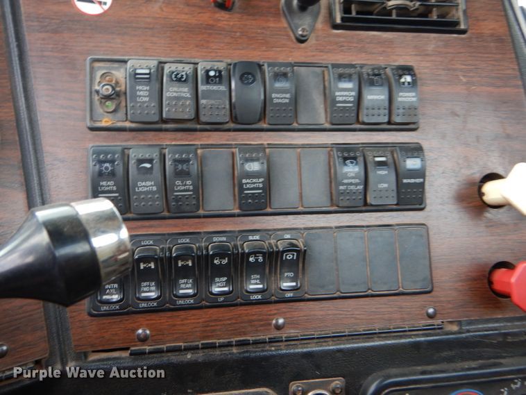 image for item DG0226 2010 Western Star 4900FA semi truck