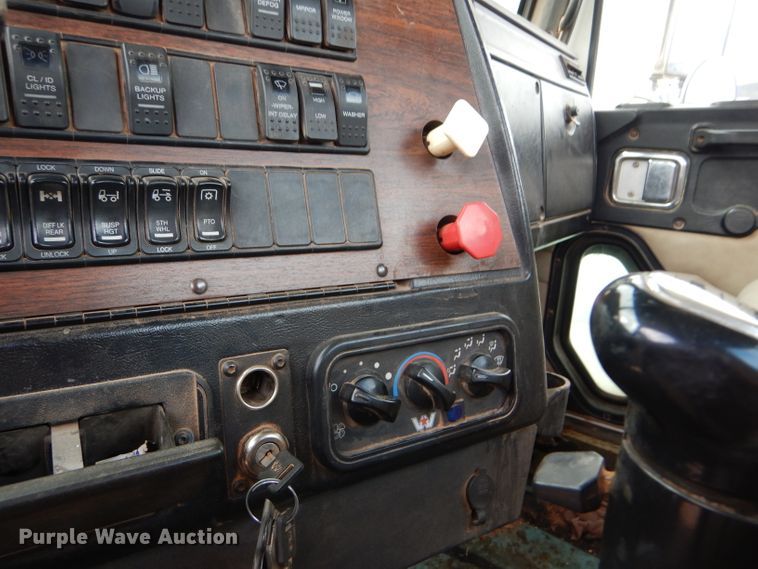 image for item DG0226 2010 Western Star 4900FA semi truck