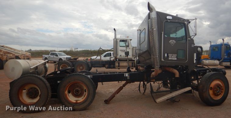 image for item DG0228 2009 Kenworth T800 semi truck