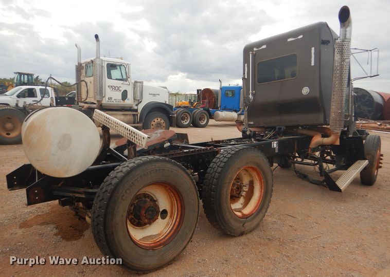 image for item DG0228 2009 Kenworth T800 semi truck