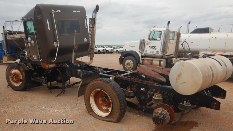 image for item DG0228 2009 Kenworth T800 semi truck