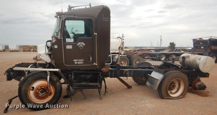 image for item DG0228 2009 Kenworth T800 semi truck