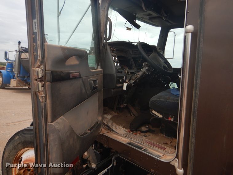 image for item DG0228 2009 Kenworth T800 semi truck