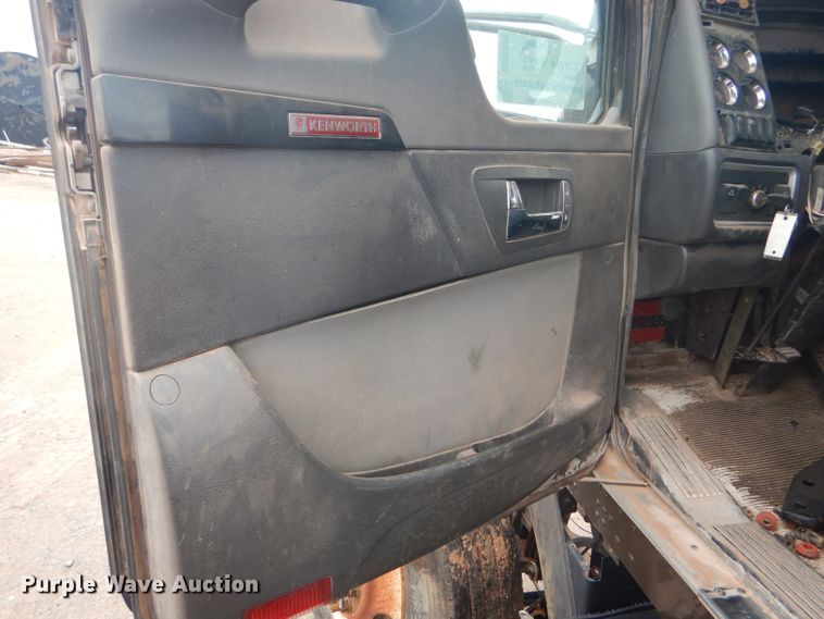 image for item DG0228 2009 Kenworth T800 semi truck