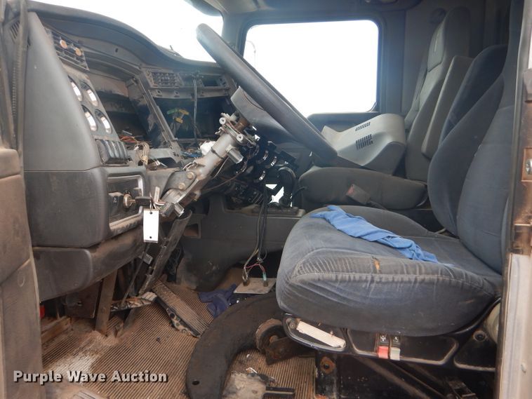 image for item DG0228 2009 Kenworth T800 semi truck