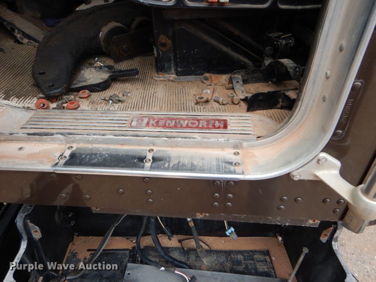 image for item DG0228 2009 Kenworth T800 semi truck