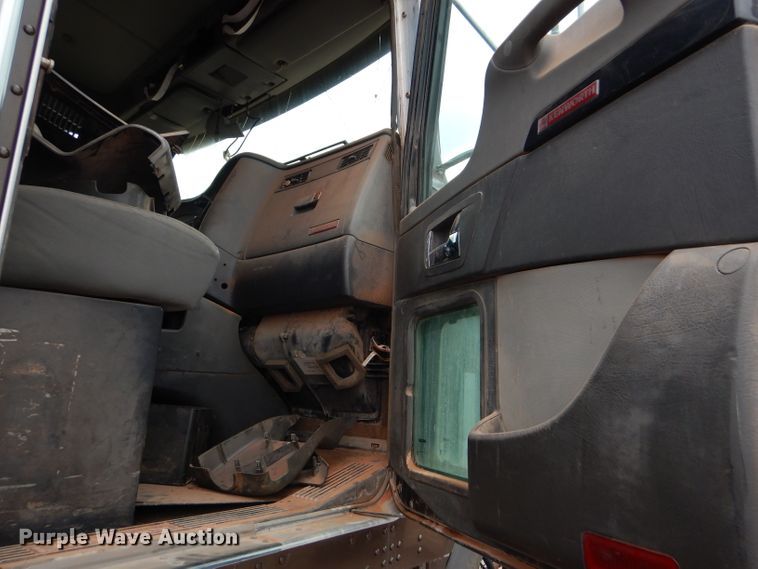 image for item DG0228 2009 Kenworth T800 semi truck