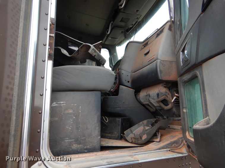 image for item DG0228 2009 Kenworth T800 semi truck