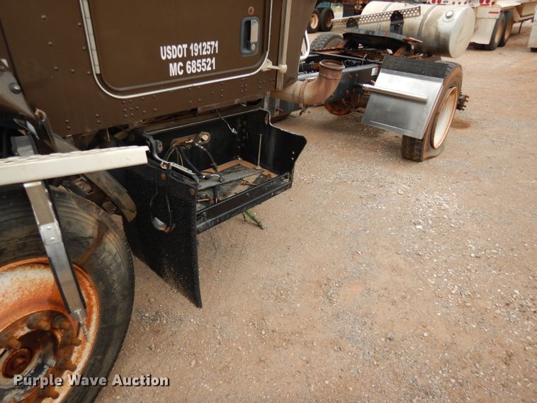 image for item DG0228 2009 Kenworth T800 semi truck