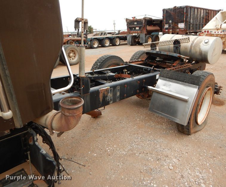 image for item DG0228 2009 Kenworth T800 semi truck