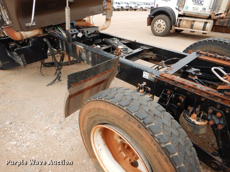 image for item DG0228 2009 Kenworth T800 semi truck