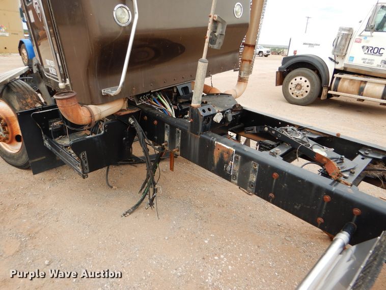 image for item DG0228 2009 Kenworth T800 semi truck